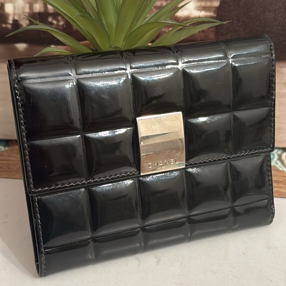 Authentic CHANNEL Bifold wallet..Nice pice In good condition a stunning - Picture 10 of 15